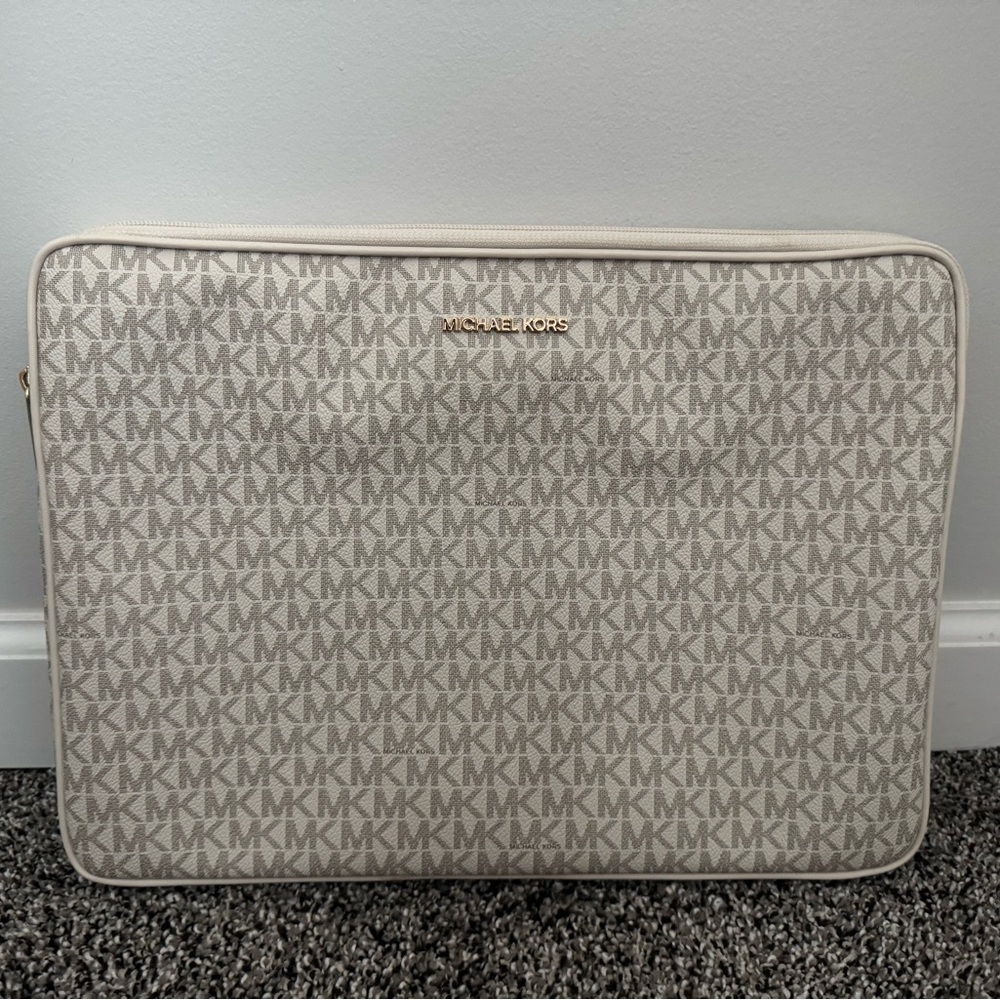 Michael Kors Pink and Cream Laptop Bag Set - Picture 4 of 9